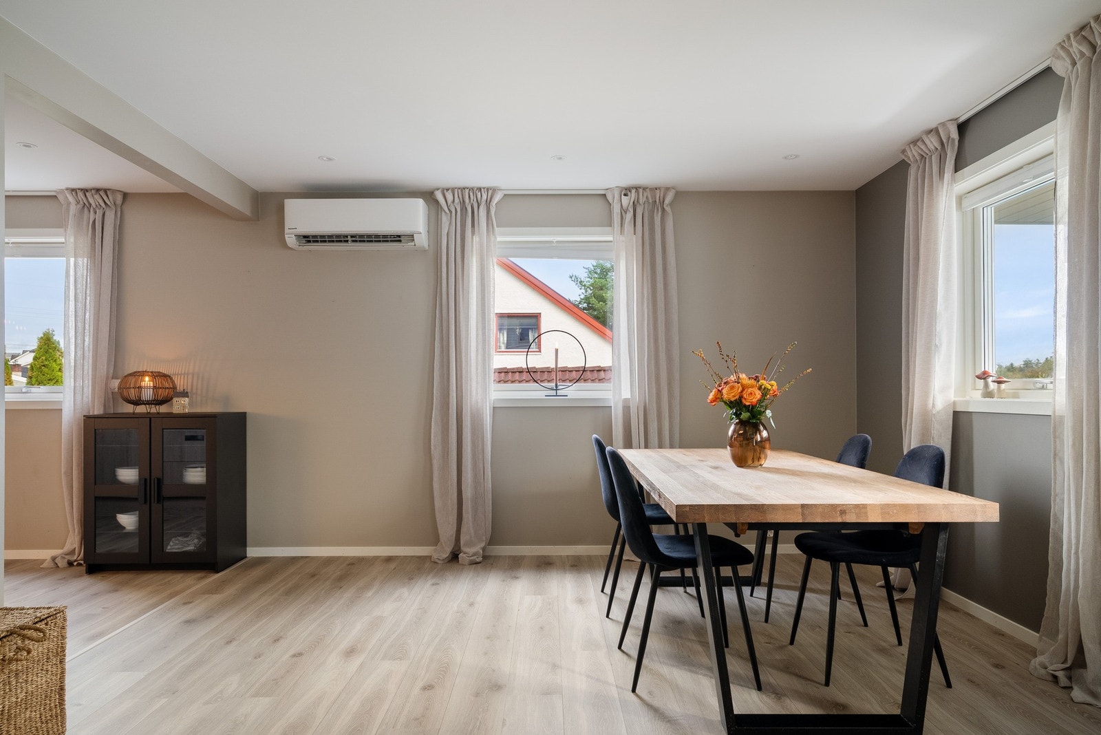 Stuen er delt inn i to soner med TV-krok og spisestue som flyter inn i hverandre. Galleribilde
