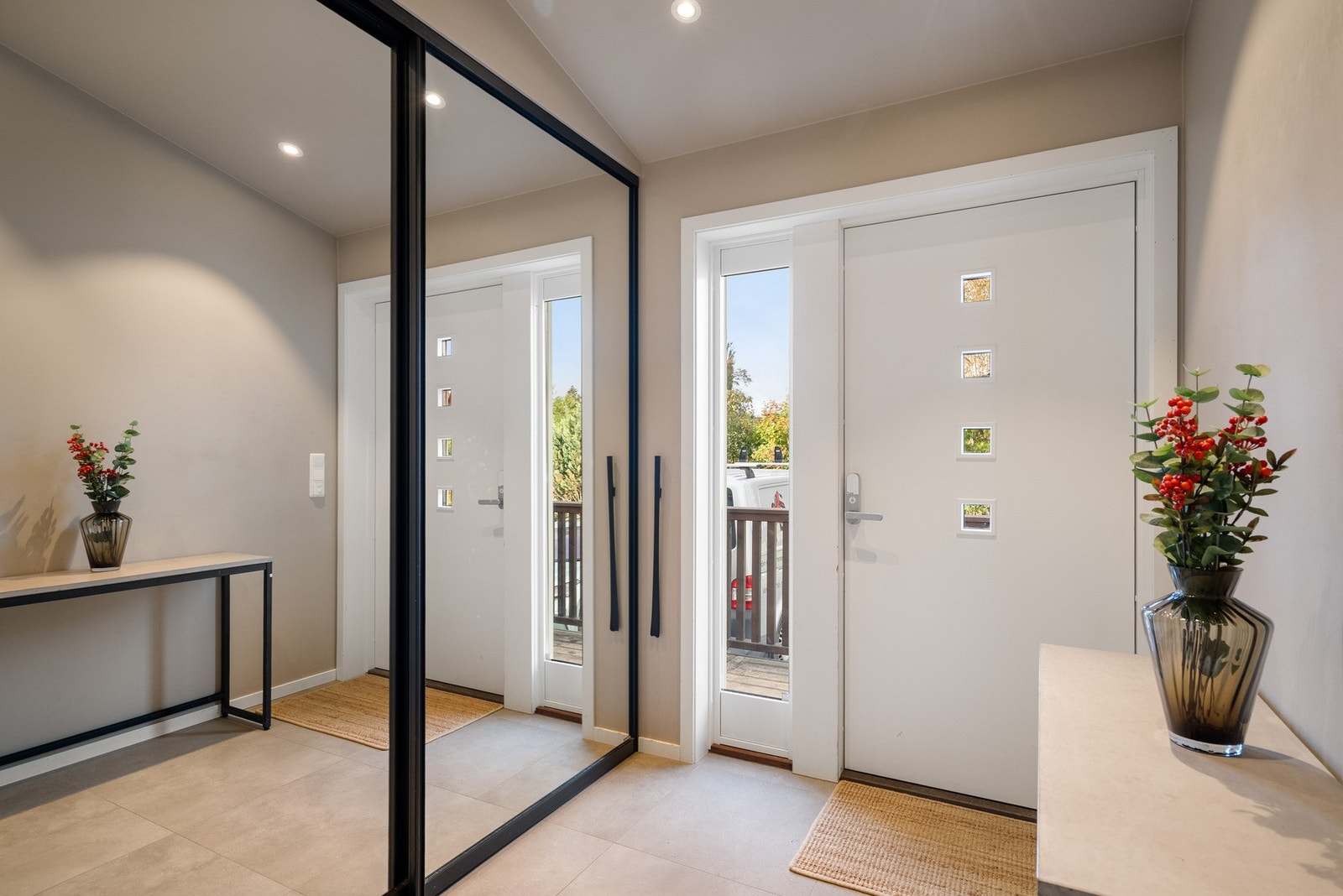 Når man kommer hjem ønskes man velkommen inn i en lys og praktisk entré med flislagt gulv og romslig skyvedørsgarderobe. Galleribilde