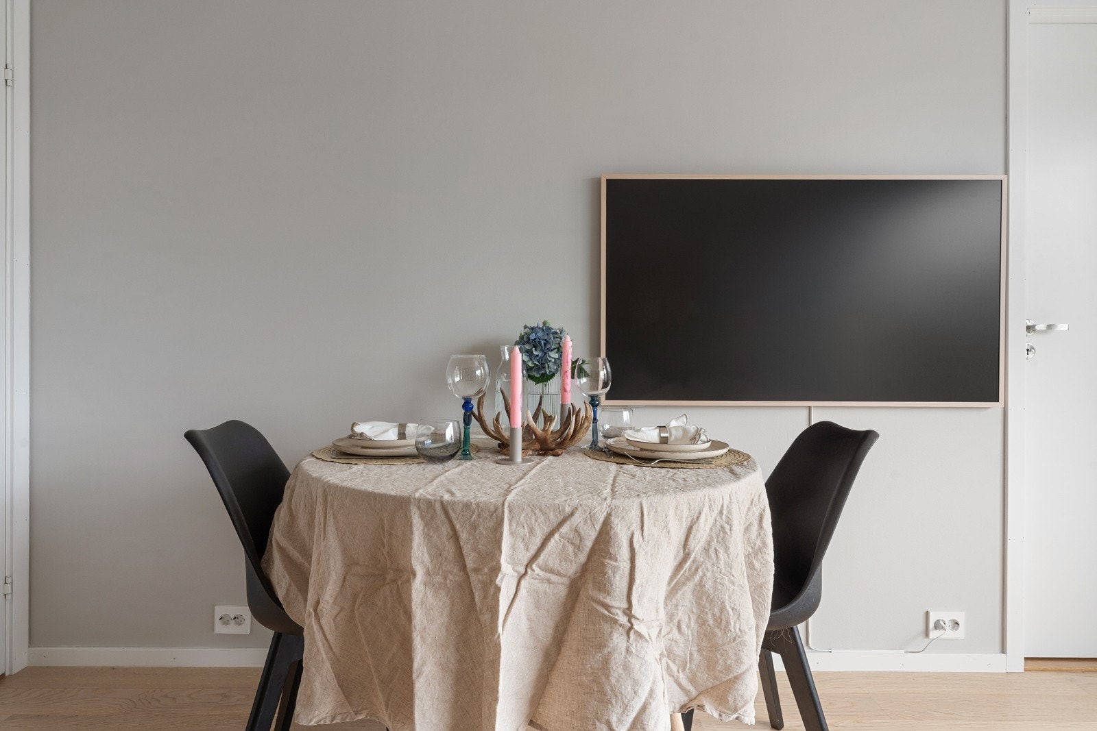 Her er det god plass til spisebord, med rom for både hverdagsmåltider og hyggelige middager med gjester.