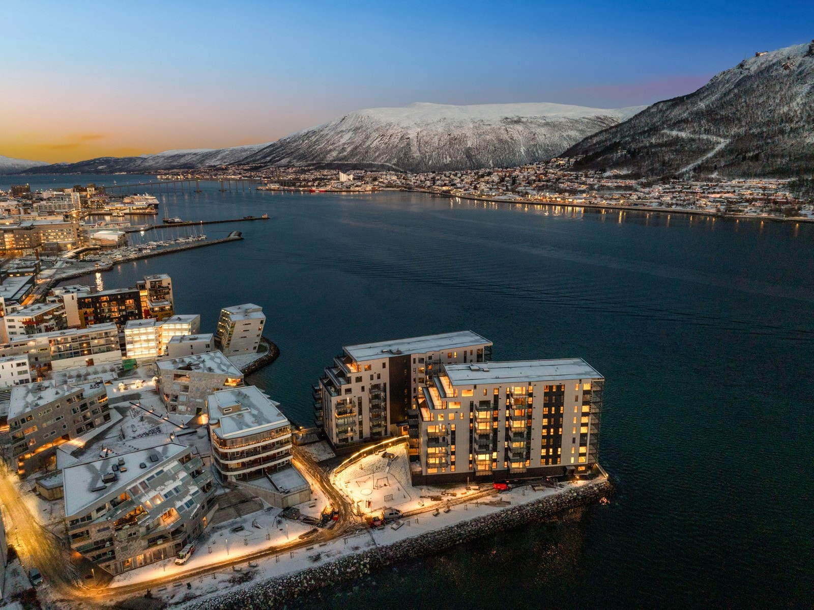 Kort vei til byens øvrige tilbud, samtidig som boligen ligger tilbaketrukket fra sentrumskjernen.