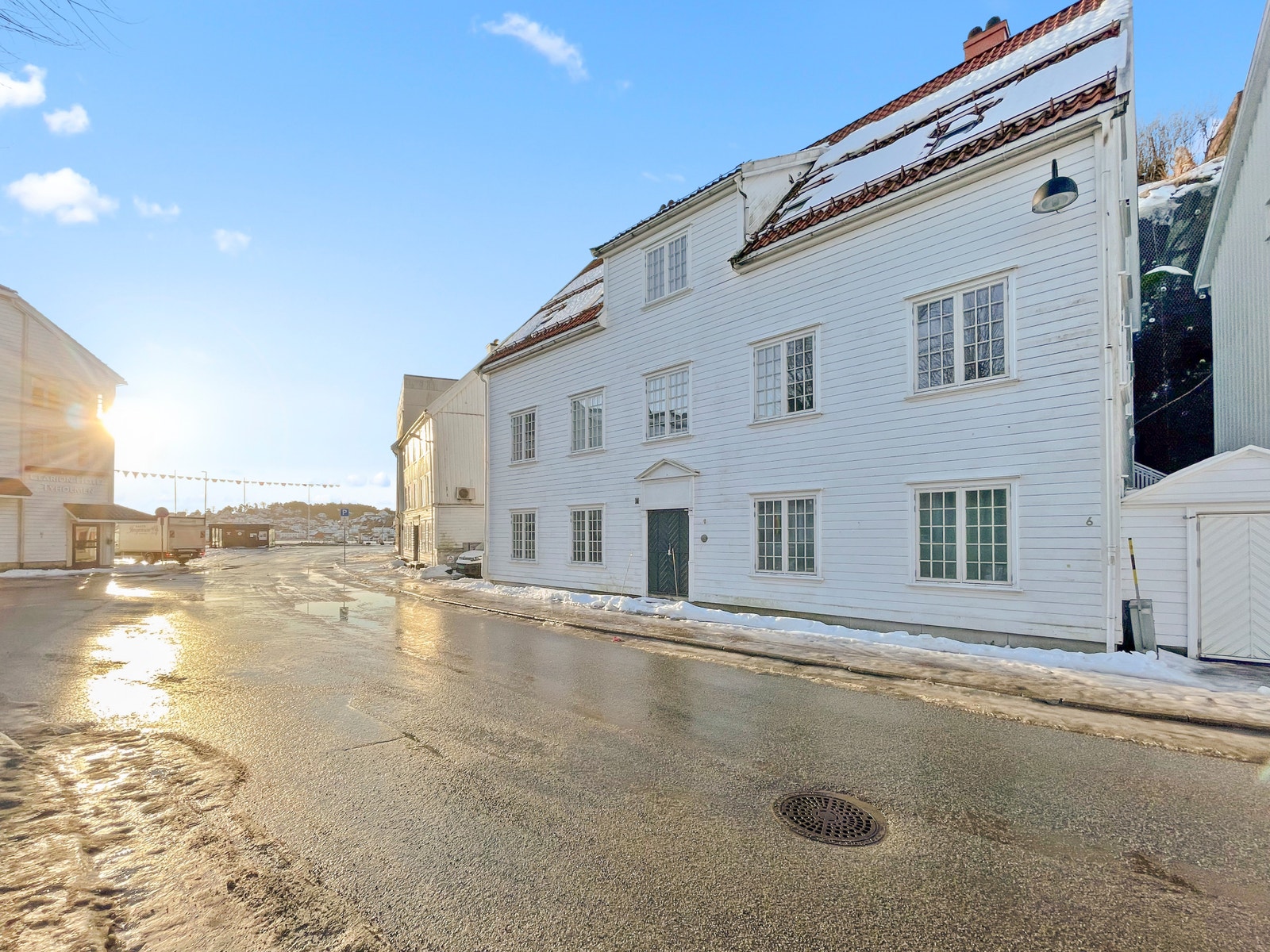 Fasade og nydelig lokasjon rett ved sjøen. Galleribilde