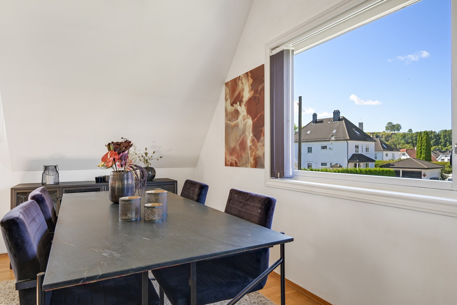 Her bor du høyt og lyst med svært godt lysinnslipp fra sider av huset. Galleribilde