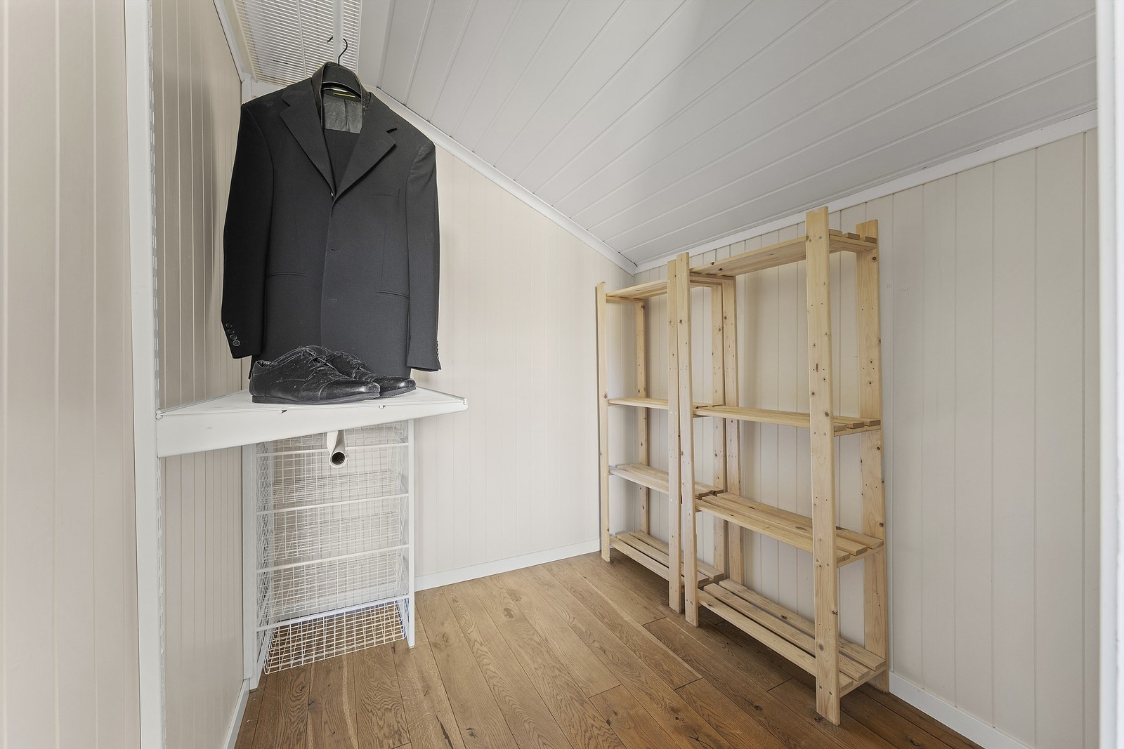 Walk-in closet. Galleribilde
