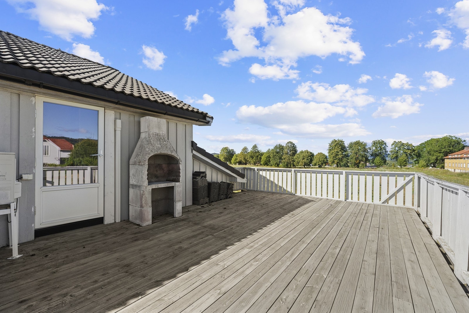 Fra 2. etasje får du tilgang til stor takterrase med pen utsikt og gode solforhold. Galleribilde