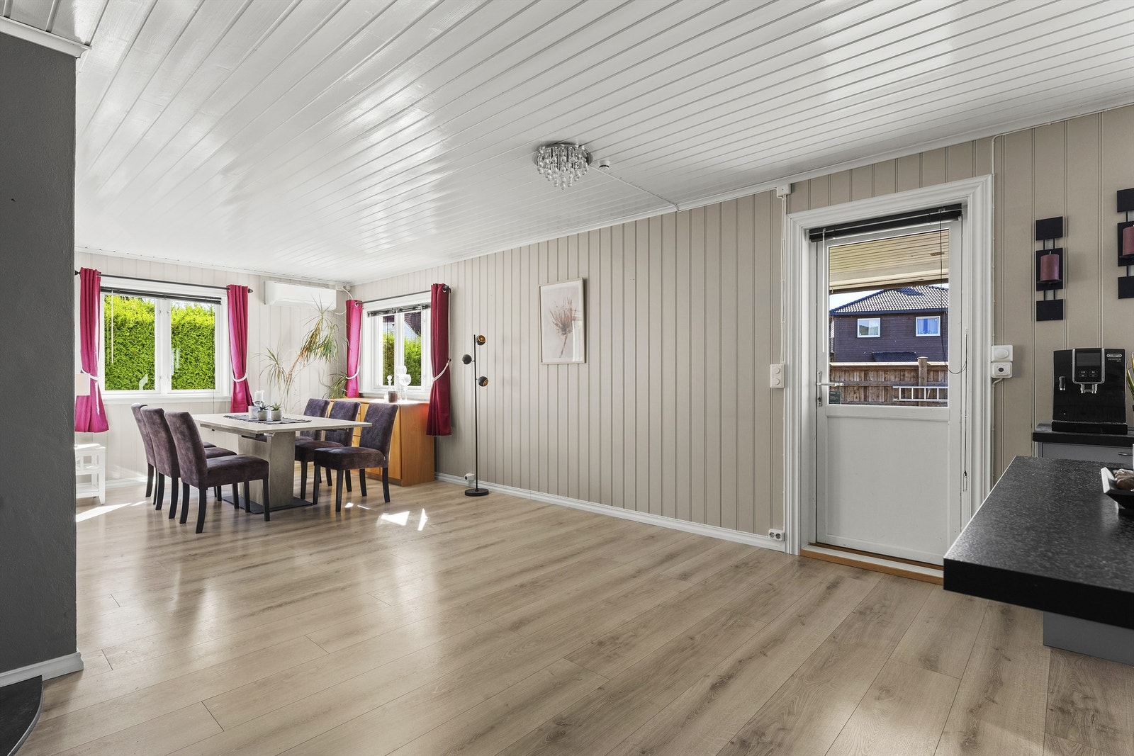 Fra stue/kjøkken er det naturlig utgang til vestvendt veranda med gode solforhold. Galleribilde
