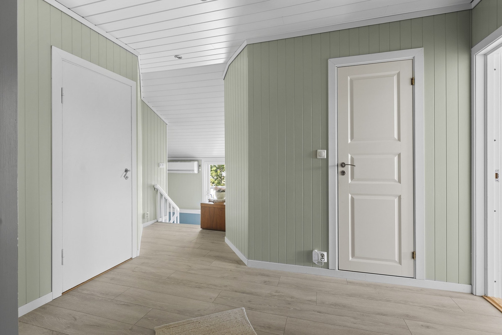 Romsling og lys gang i 2. etasje som leder til alle rommene i etasjen. Galleribilde