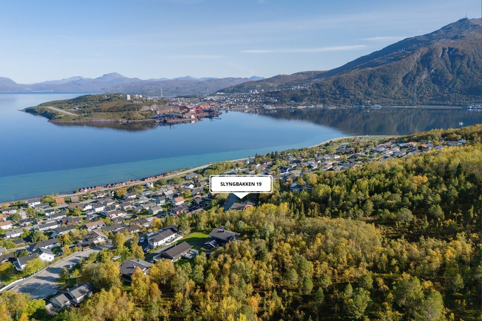 Attraktiv beliggenhet på Ankenes med gode solforhold, fin utsikt mot Narvik og nærhet til skole, barnehage, dagligvare og idrettsanlegg. Flotte friluftsmuligheter i nærområdet og ca. 15 minutters kjøring til Narvik sentrum. Galleribilde