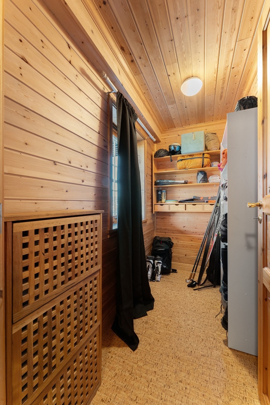 Praktisk rom i tilknytning til entréen, med god plass til oppbevaring av turutstyr og annet utstyr. Galleribilde