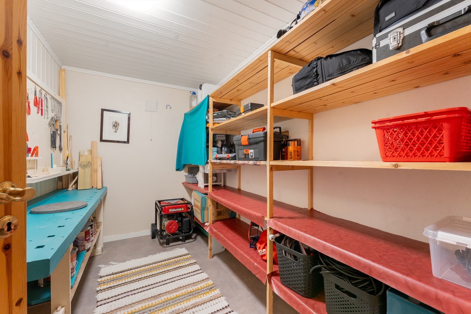 Praktisk bod med gode oppbevaringsmuligheter, hyller og arbeidsbenk. Galleribilde