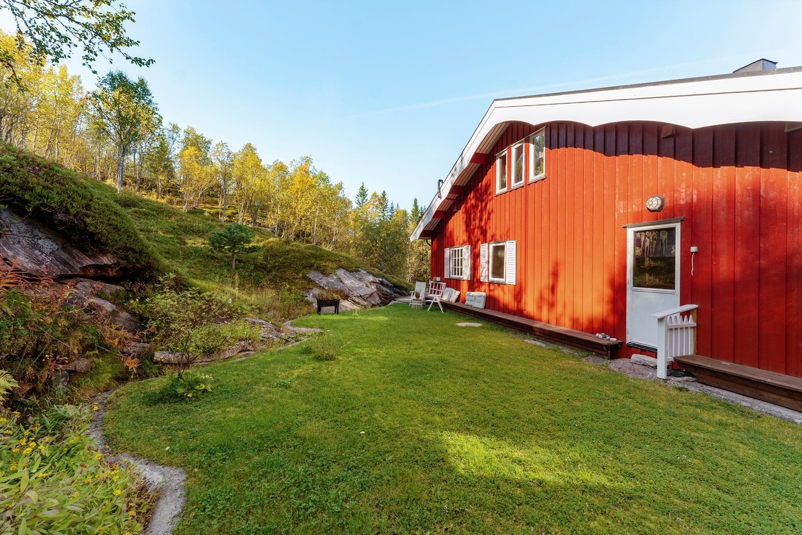 Flott opparbeidet hage og grøntområde med plen. Galleribilde