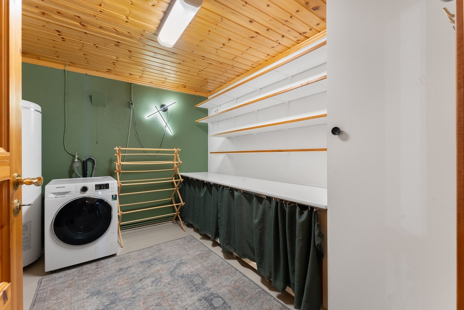 Vaskerom som antas å være fra byggeår, med malte murvegger, skyllekar og opplegg for vaskemaskin. Galleribilde