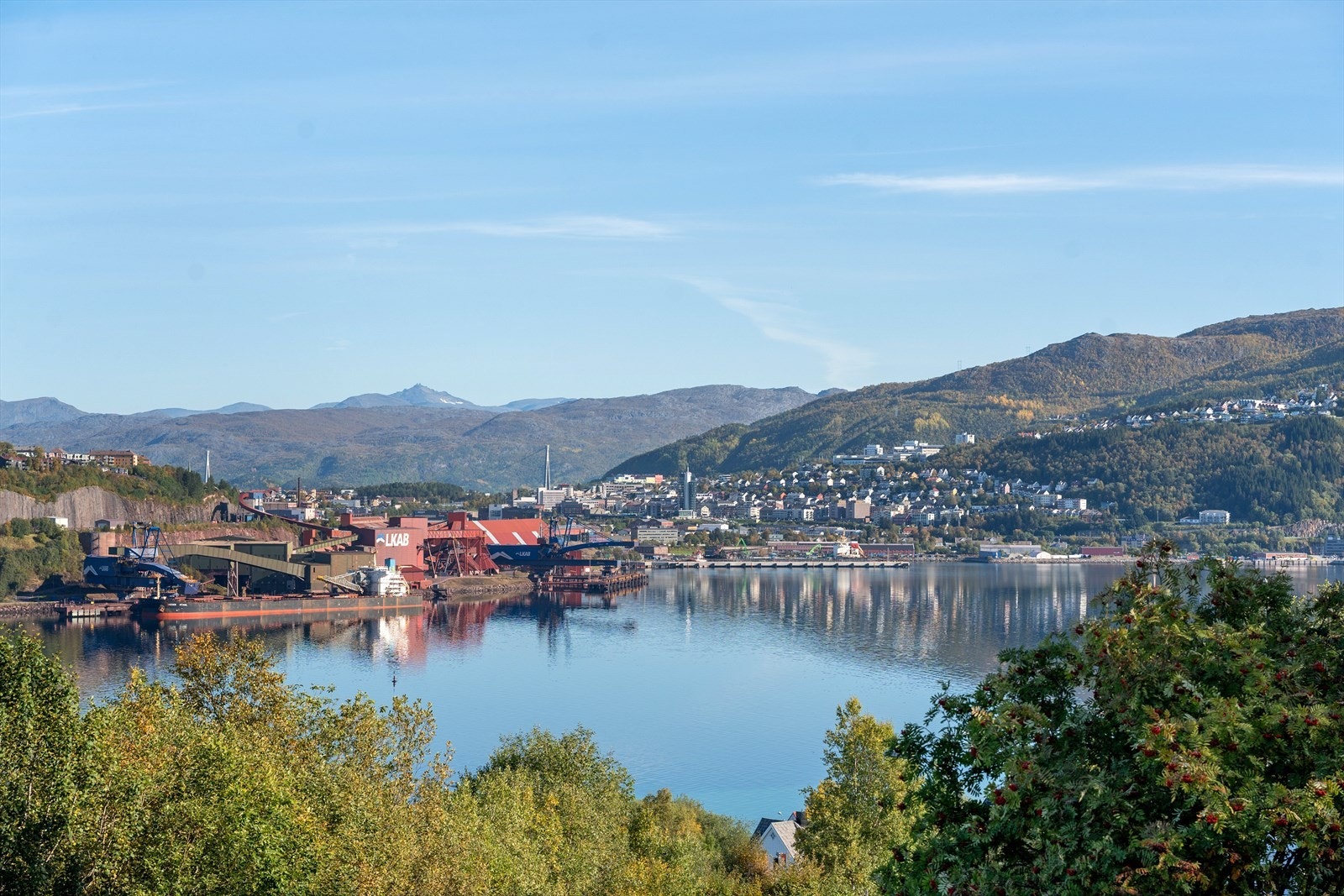 Altanen har gode solforhold og byr på fin utsikt mot Narvik, Narvik havn og det vakre fjellandskapet rundt. Galleribilde