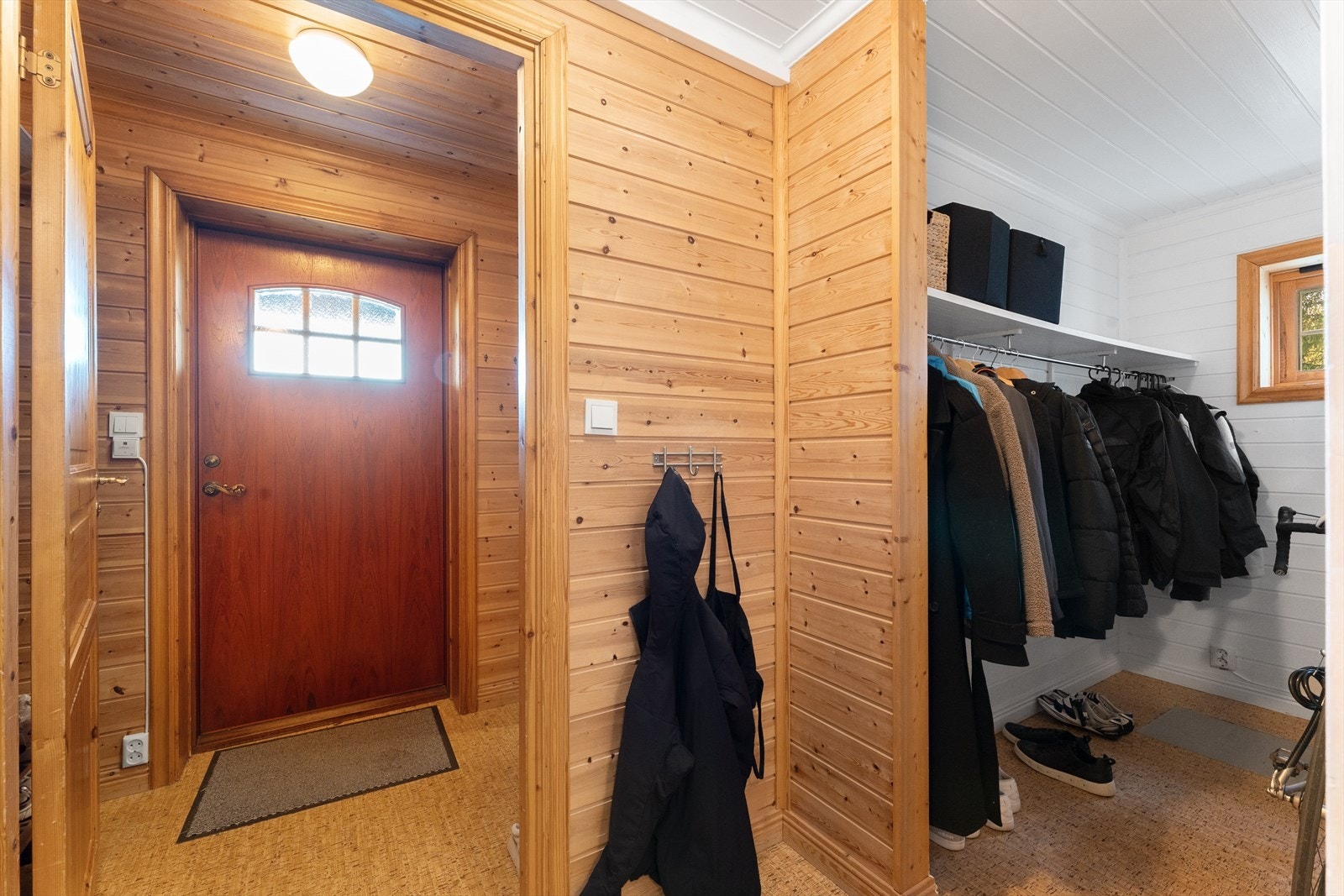 Praktisk entré og gang med god plass til oppbevaring av yttertøy og sko. Galleribilde