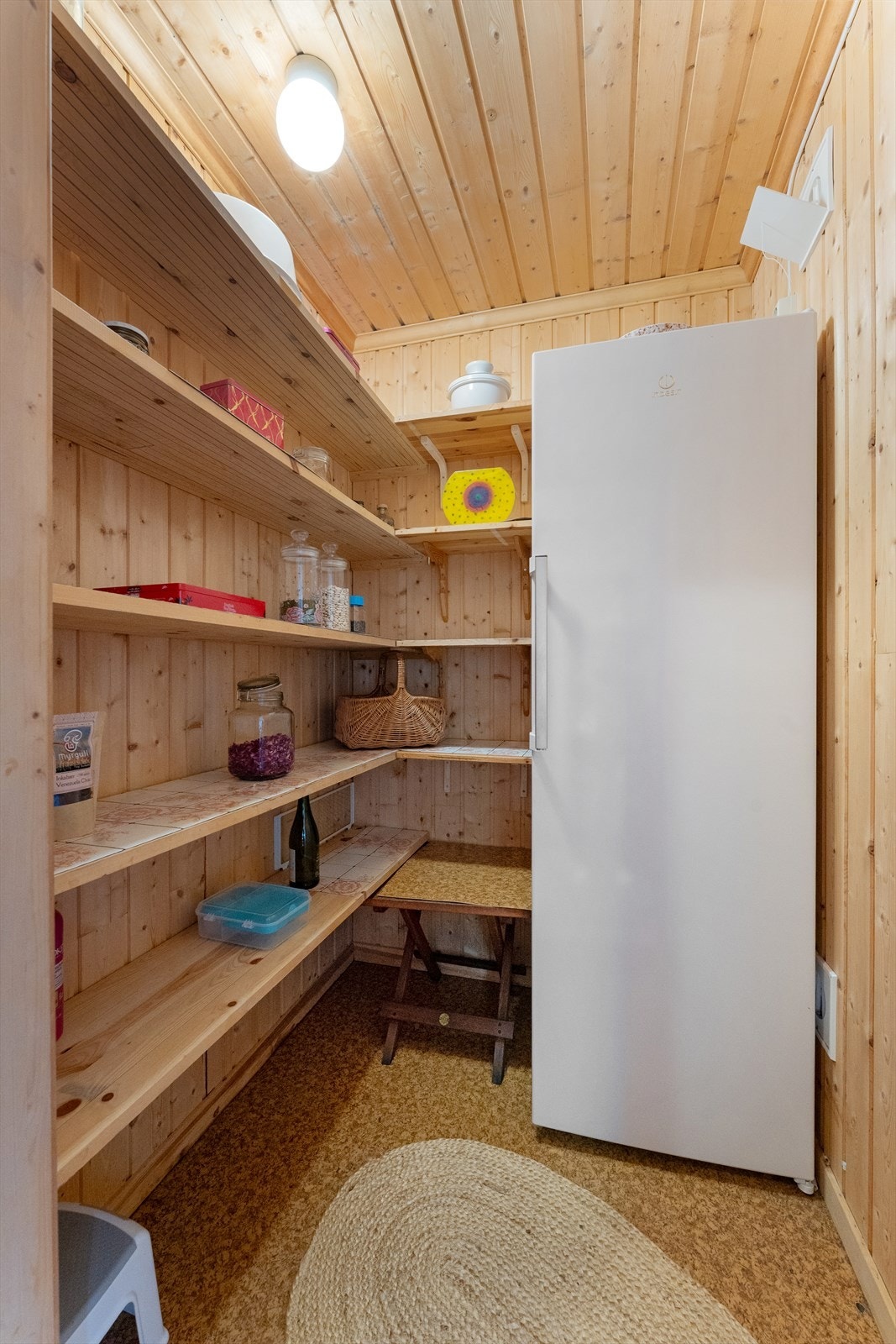 Praktisk bod 2 med god plass til oppbevaring og organisering. Galleribilde