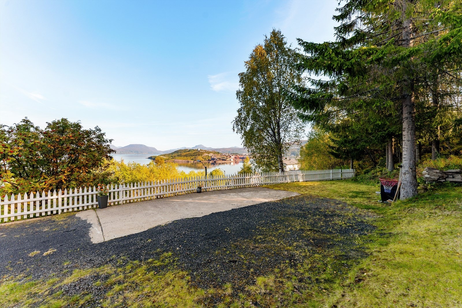 Stor og opparbeidet parkeringsplass med god plass til flere biler. Galleribilde
