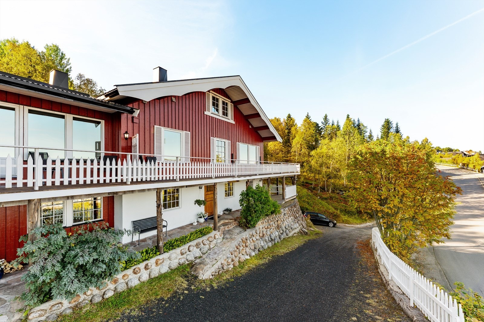 Eiendommen har skiferlagte gangarealer, betongdekke og forstøtningsmurer i naturstein og betong. Innkjøring og parkeringsarealer er gruset. Galleribilde