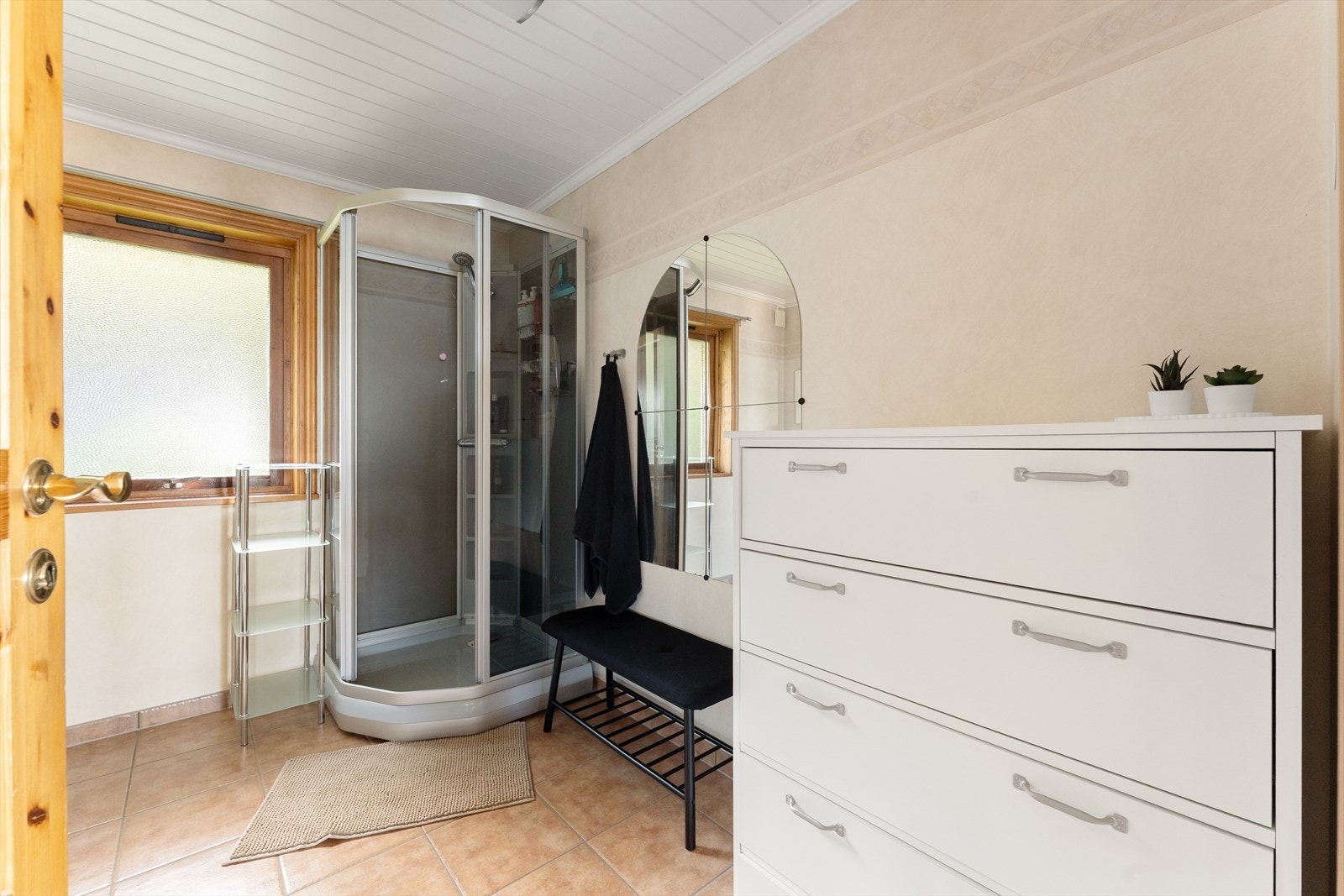 Lyst og praktisk bad fra byggeår, med flislagt gulv og behagelig gulvvarme. Galleribilde