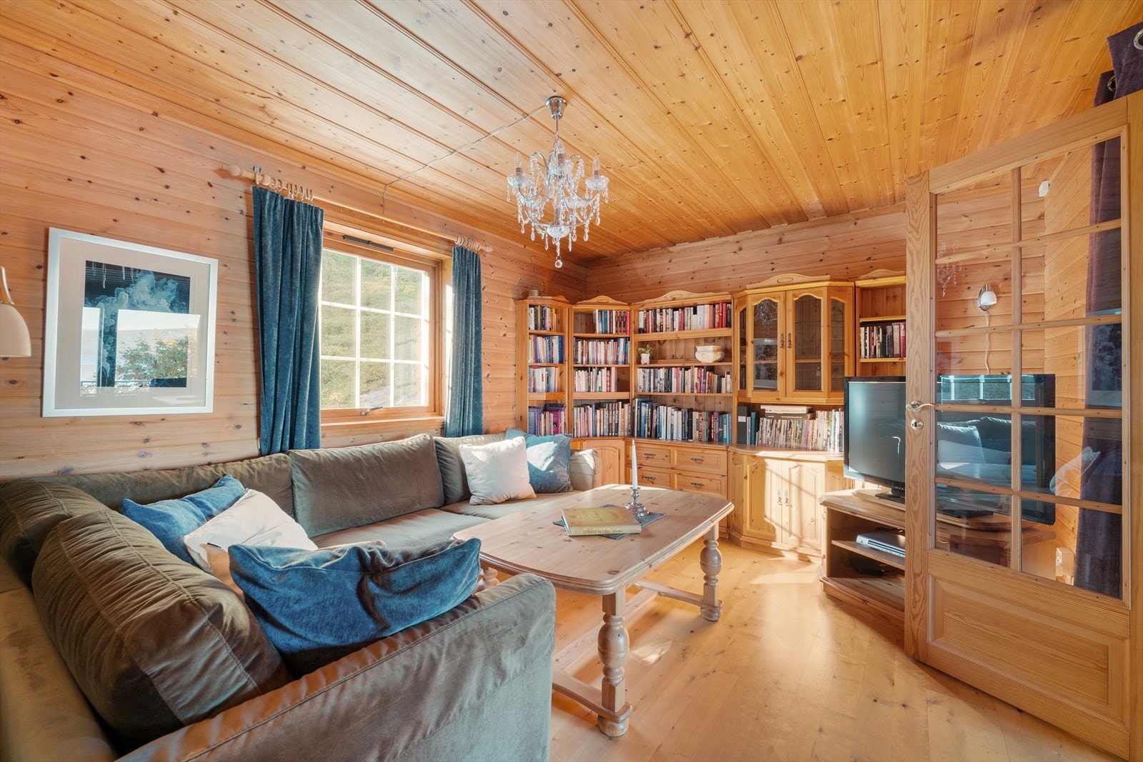 Stue nr. 2 har god plass til både TV, sofagruppe og øvrige stuemøbler, og gir en ekstra og fleksibel oppholdsplass i boligen. Galleribilde