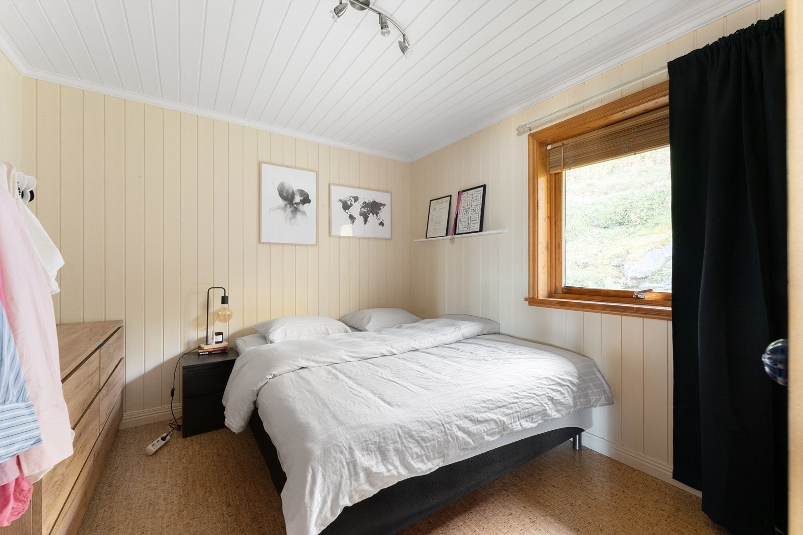 Stort, lyst og luftig soverom med gode vindusflater som slipper inn rikelig med naturlig lys. God plass til seng og praktiske oppbevaringsmøbler. Galleribilde