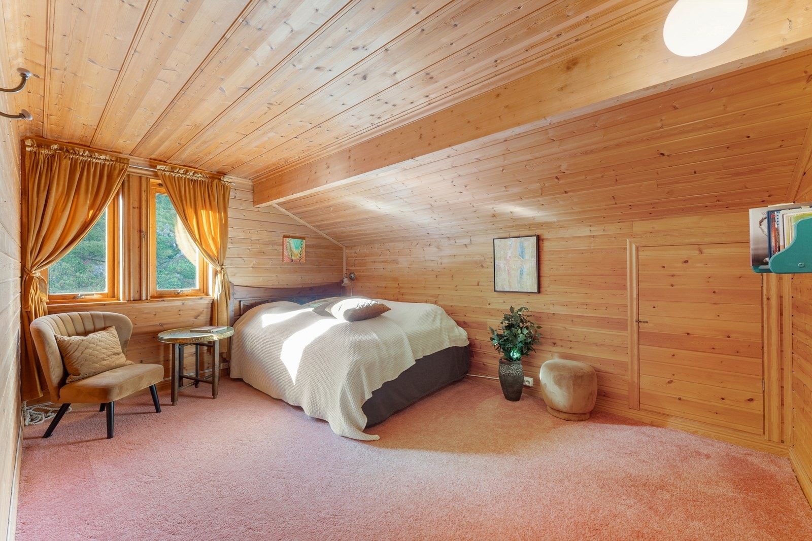 Det er i dag etablert soverom på loft (rommet er ikke bruksendret/godkjent til dagens bruk). Galleribilde