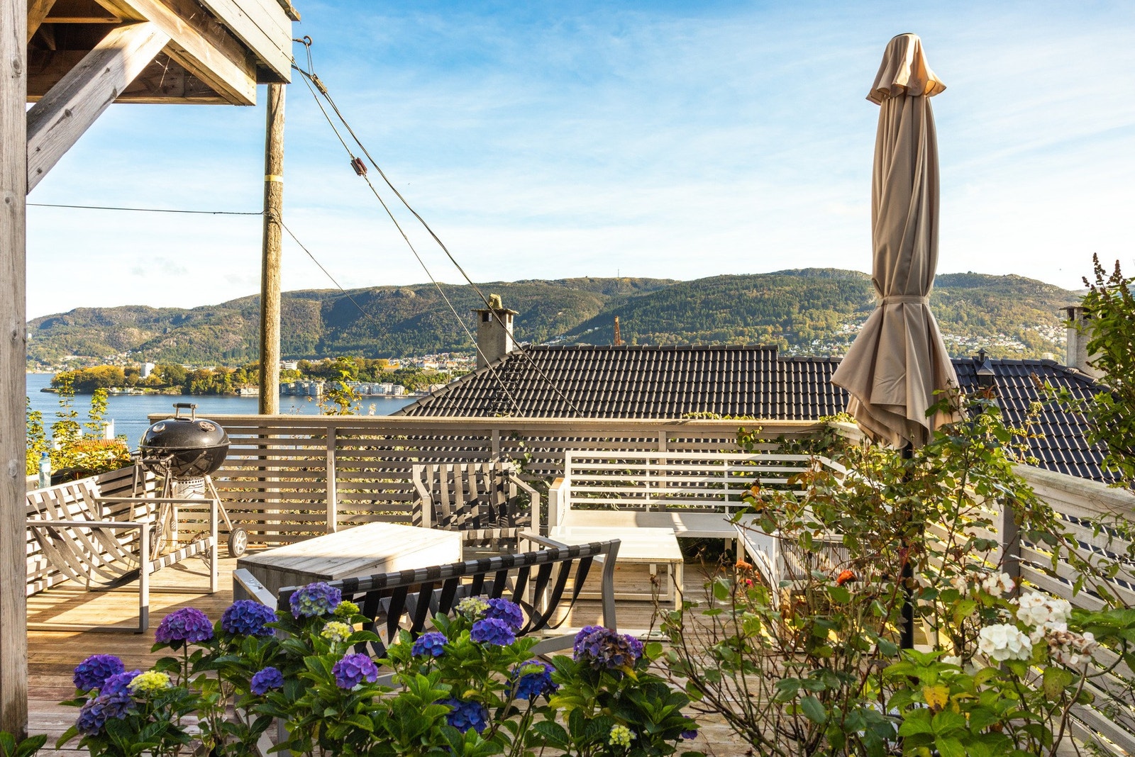 En lys og innbydende 3-roms eierleilighet beliggende i byggets 1. etasje/underetasje. Galleribilde