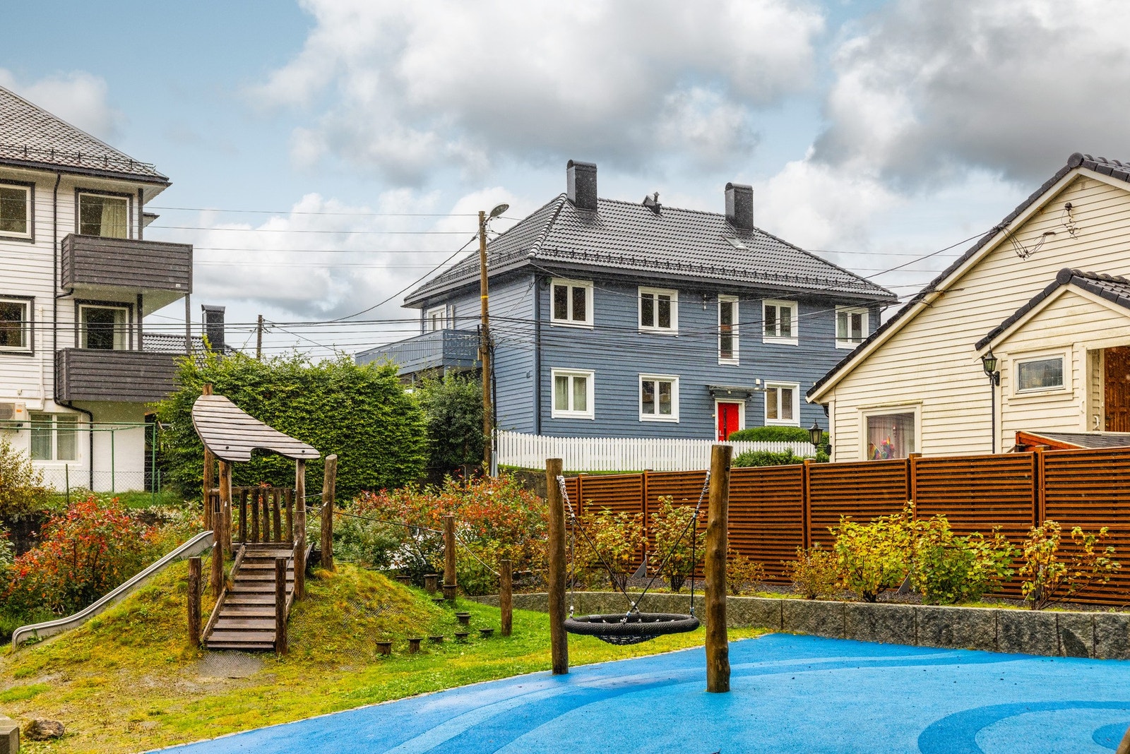 Like ved boligen ligger en stor og hyggelig felles lekeplass med gode muligheter for lek og aktivitet. Galleribilde