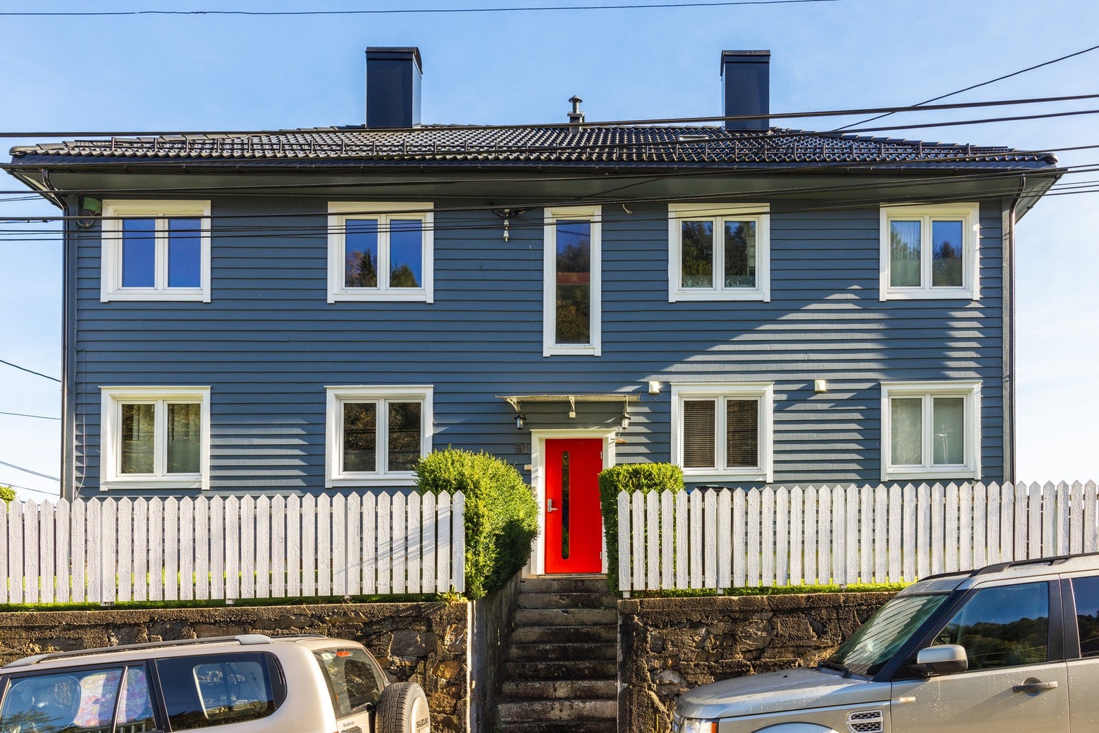 Eiendommen har en sentral og attraktiv beliggenhet i et rolig og veletablert boligområde på Laksevåg/Damsgård. Galleribilde