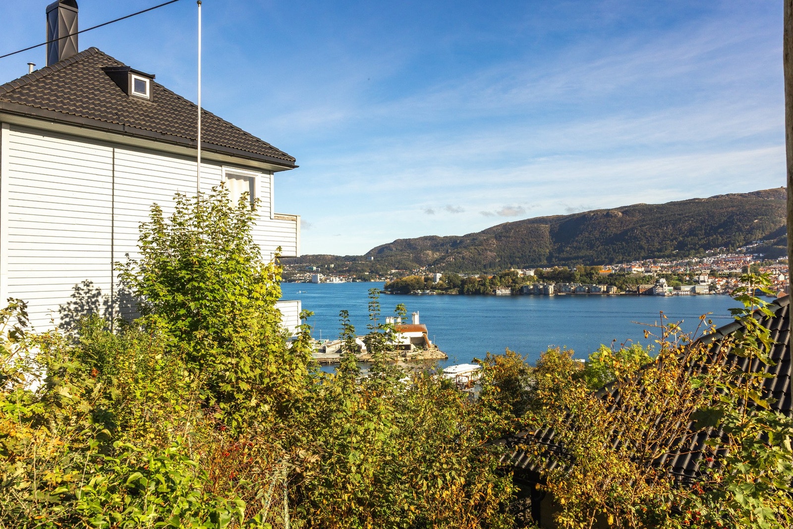 Uteområdet har en flott utsikt mot sjøen, nærområdet og fjellene omkring Galleribilde
