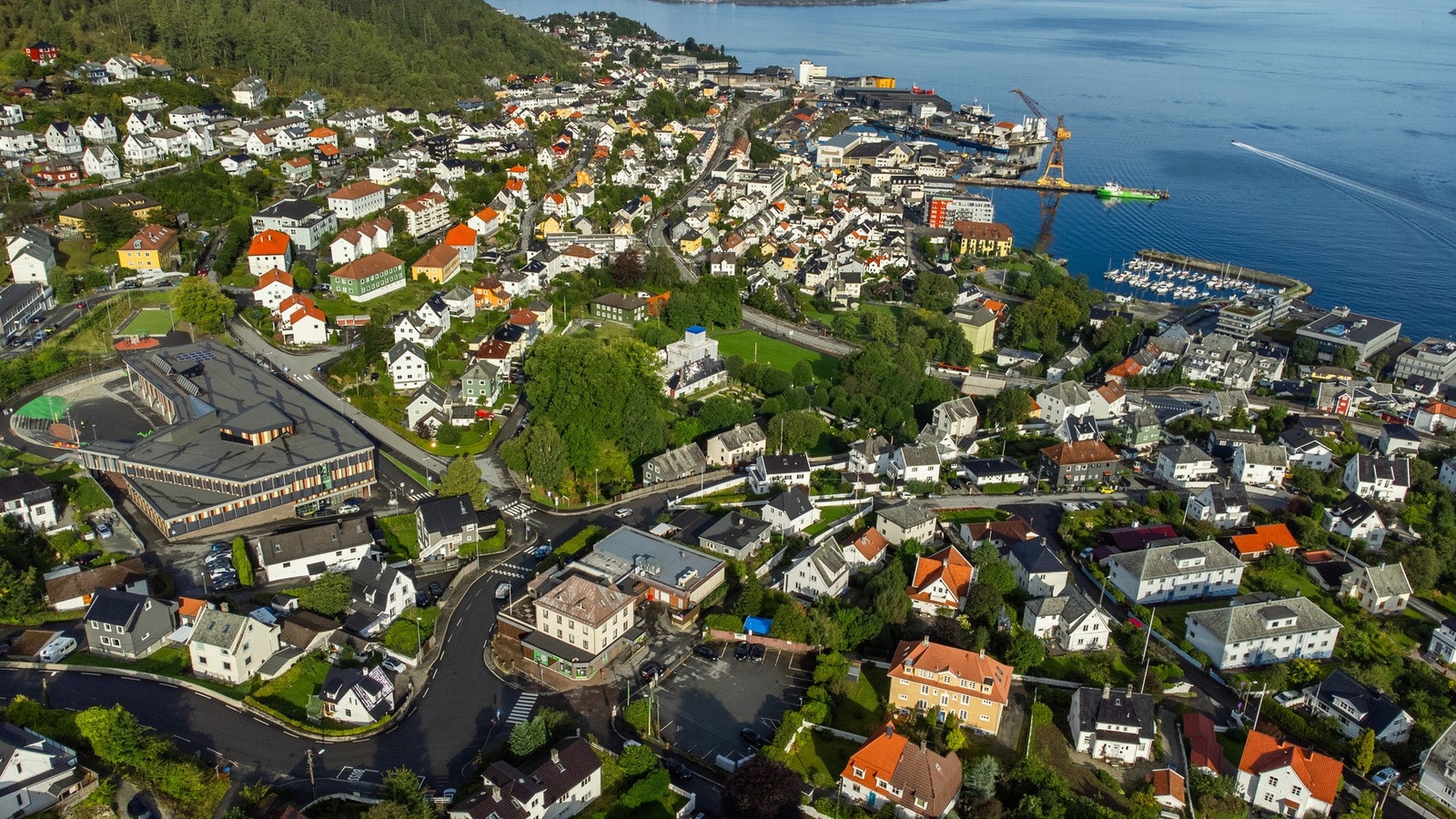 For familier finnes det flere skoler og barnehager innen gangavstand. Damsgård skole og Holen skole ligger i nærområdet, i tillegg til blant annet Vågedalen barnehage, Den Internasjonale barnehage Laksevåg og Kirkebukten barnehage. Galleribilde