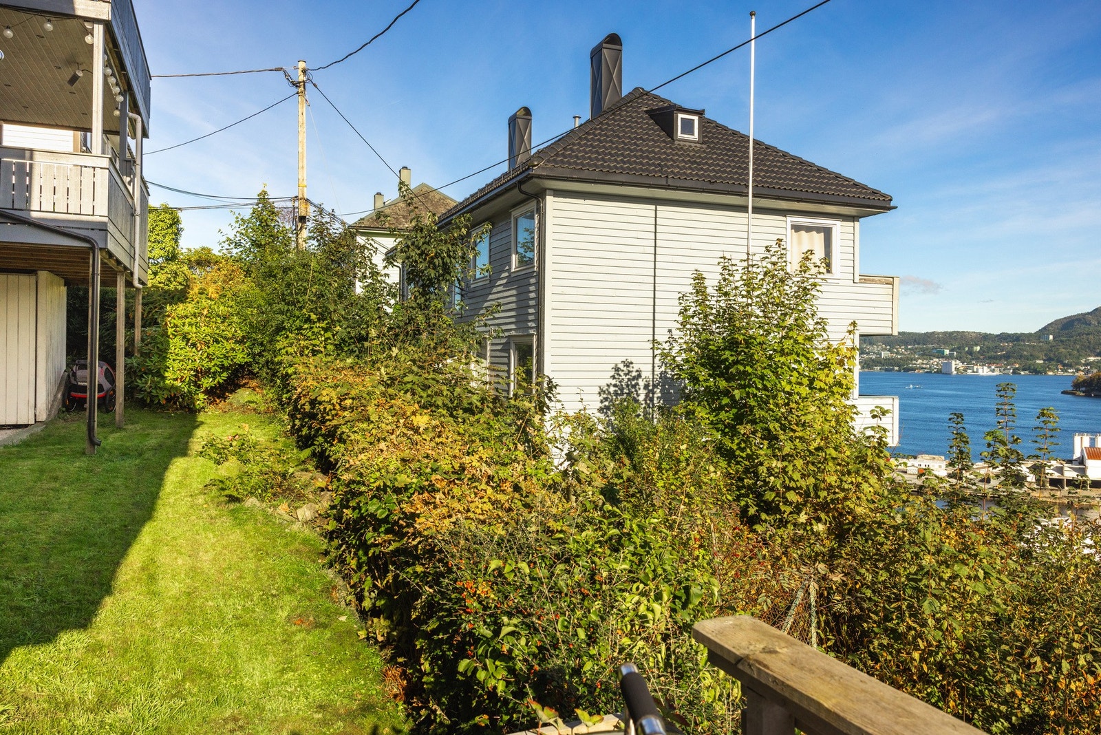 Ifølge selger har leiligheten morgensol langs fasaden store deler av året, mens solen om sommeren varer til tidlig kveld. Uteområdet oppleves privat og skjermet, uten direkte gjennomgang foran vinduene. Galleribilde