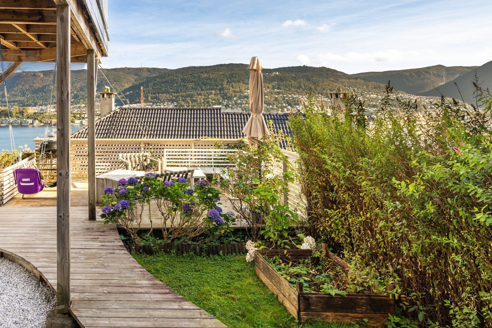 Terrassen byr på god plass til både spisegruppe, loungemøbler, grill og beplantning, og deler av uteplassen ligger under tak. Galleribilde