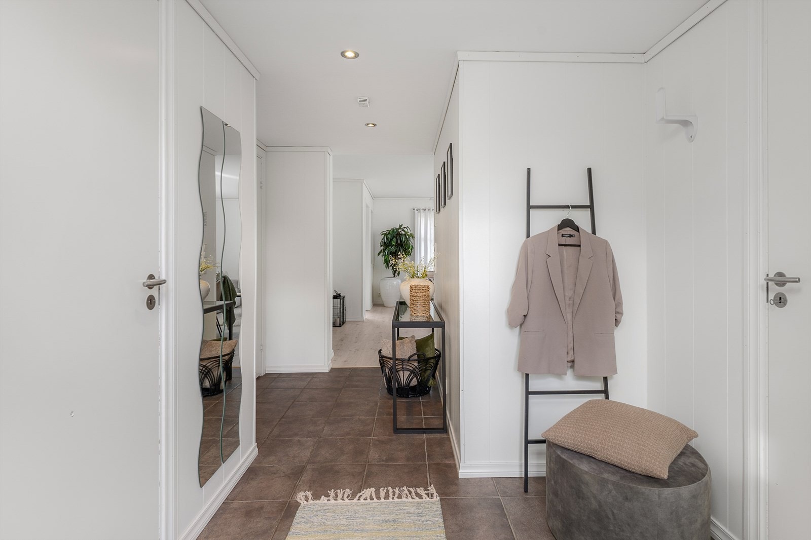 Entréen har flislagt gulv og god plass til klesoppheng og oppbevaring. Galleribilde