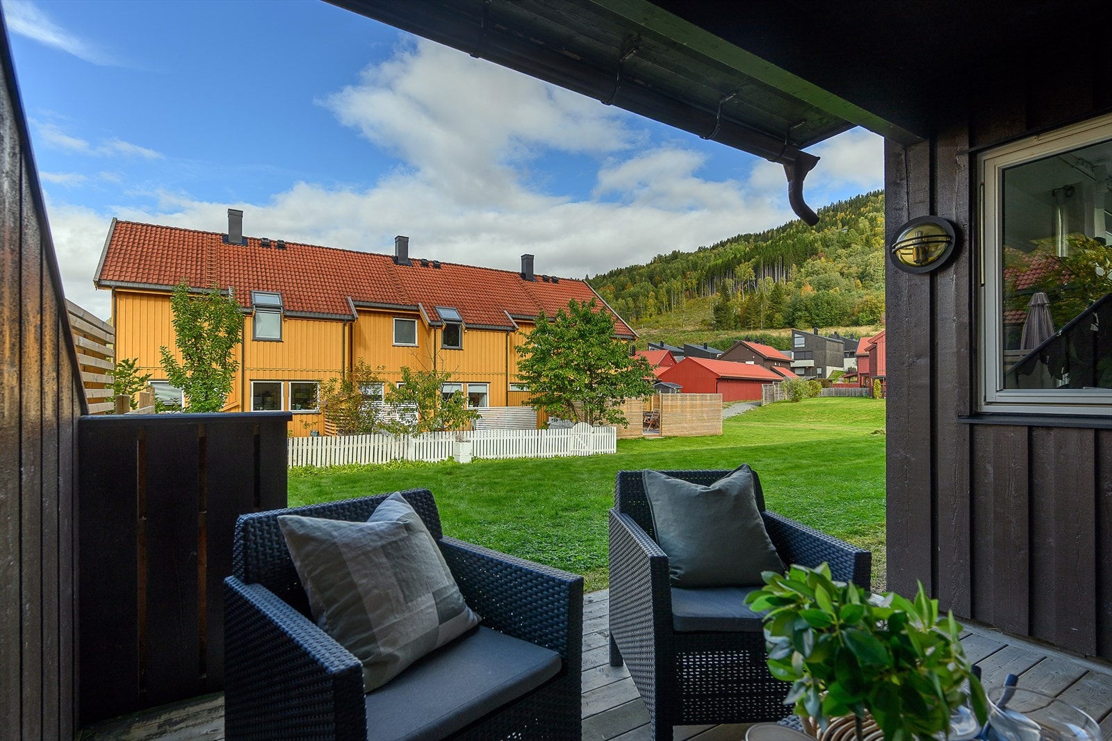 Fra stuen er det direkte utgang til en overbygd markterrasse og store fellesarealer. Galleribilde