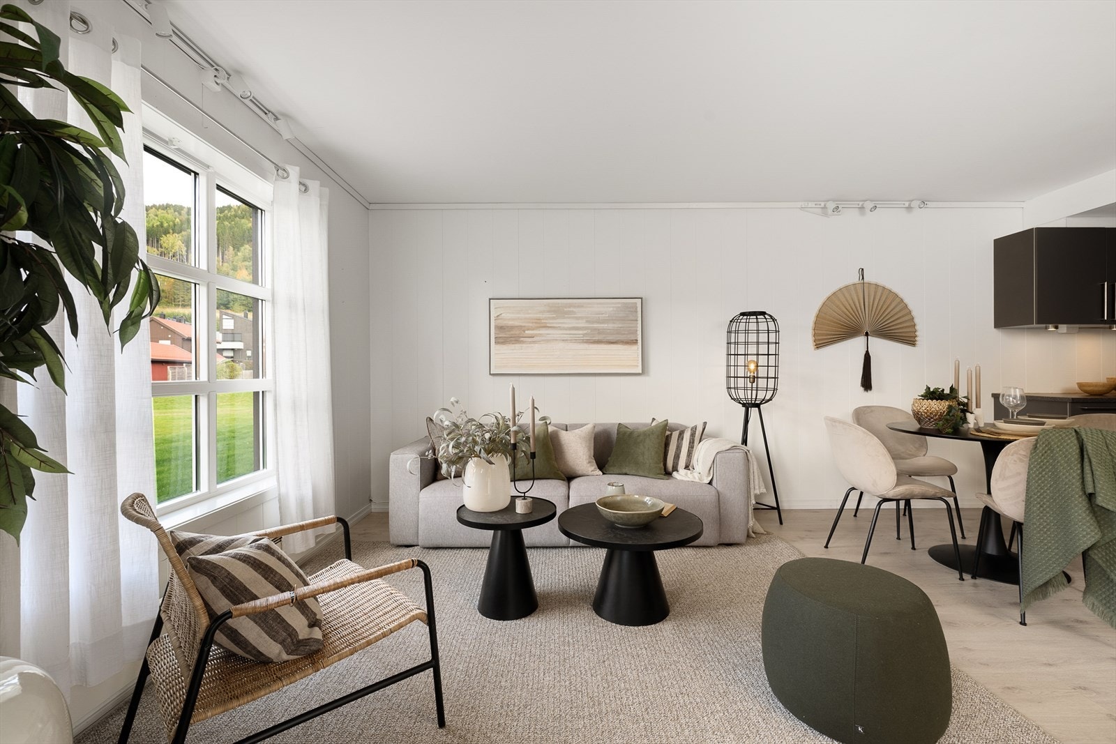Stuen har god plass til en romslig sofagruppe og sitteplasser. Galleribilde