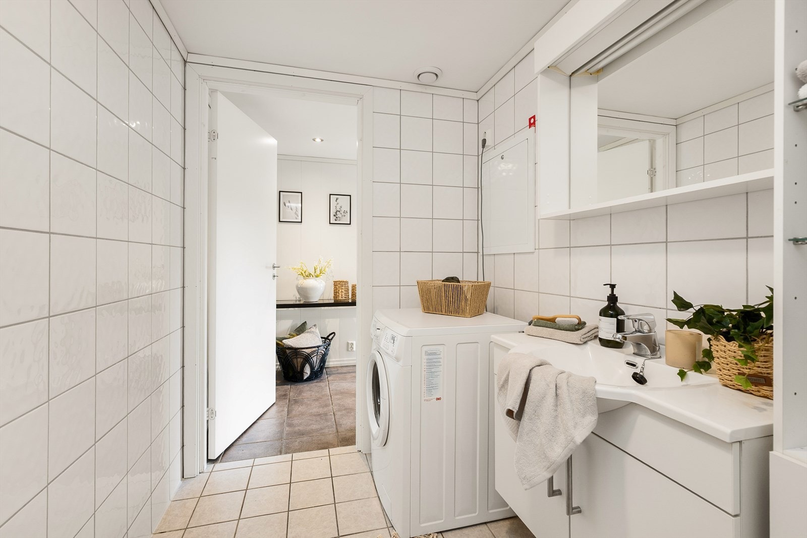Badet har praktisk adkomst rett fra gangen. Galleribilde