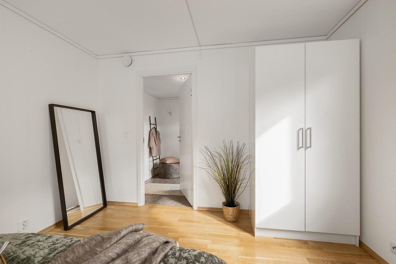 Soverommet har parkett på gulv og direkte adkomst fra gangen. Galleribilde