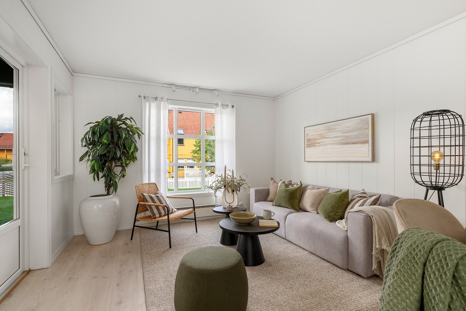Stuen har store vindusflater med fint utsyn mot fellesområdet. Galleribilde
