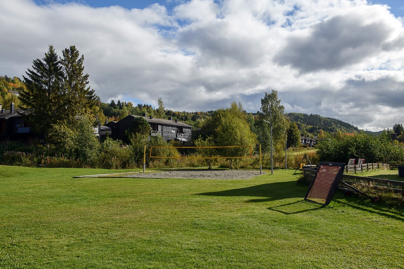 Fagstadlia sandvolleyballbane ligger få minutters gange unna. Galleribilde