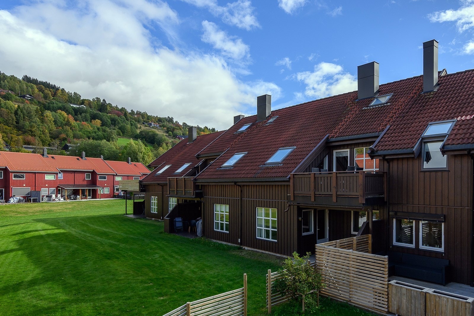 Rekkehuset ligger i et veletablert og oversiktlig bomiljø. Galleribilde