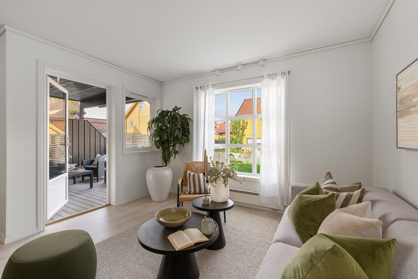 Terrassedøren gir enkel forbindelse mellom stuen og uteplassen. Galleribilde