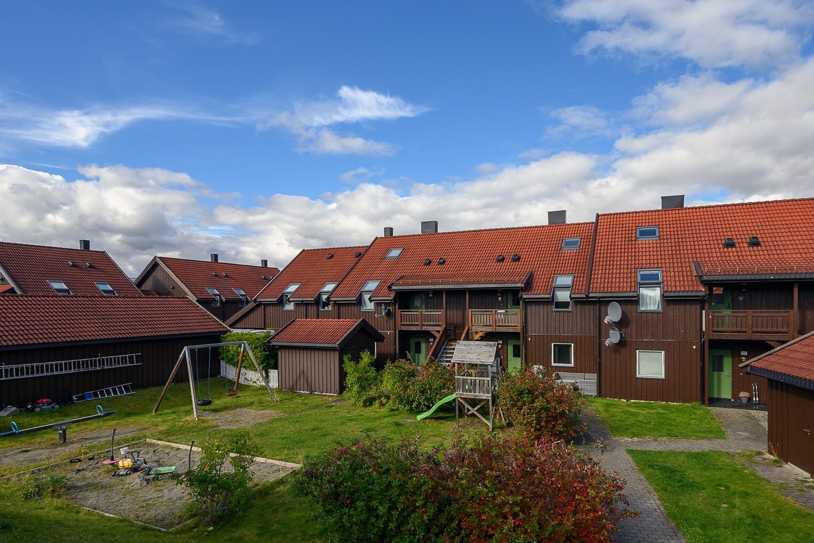 Felles tun med lekeplass og grøntområde like ved. Galleribilde
