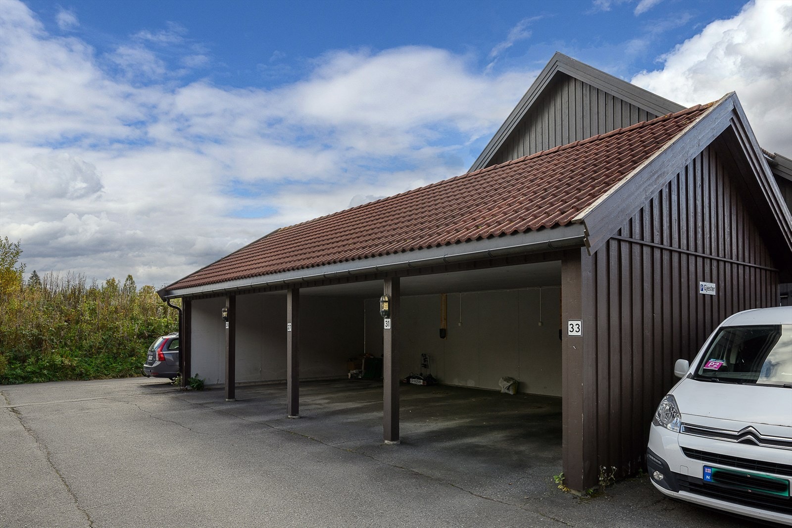 Biloppstillingsplass i felles carportanlegg. Galleribilde