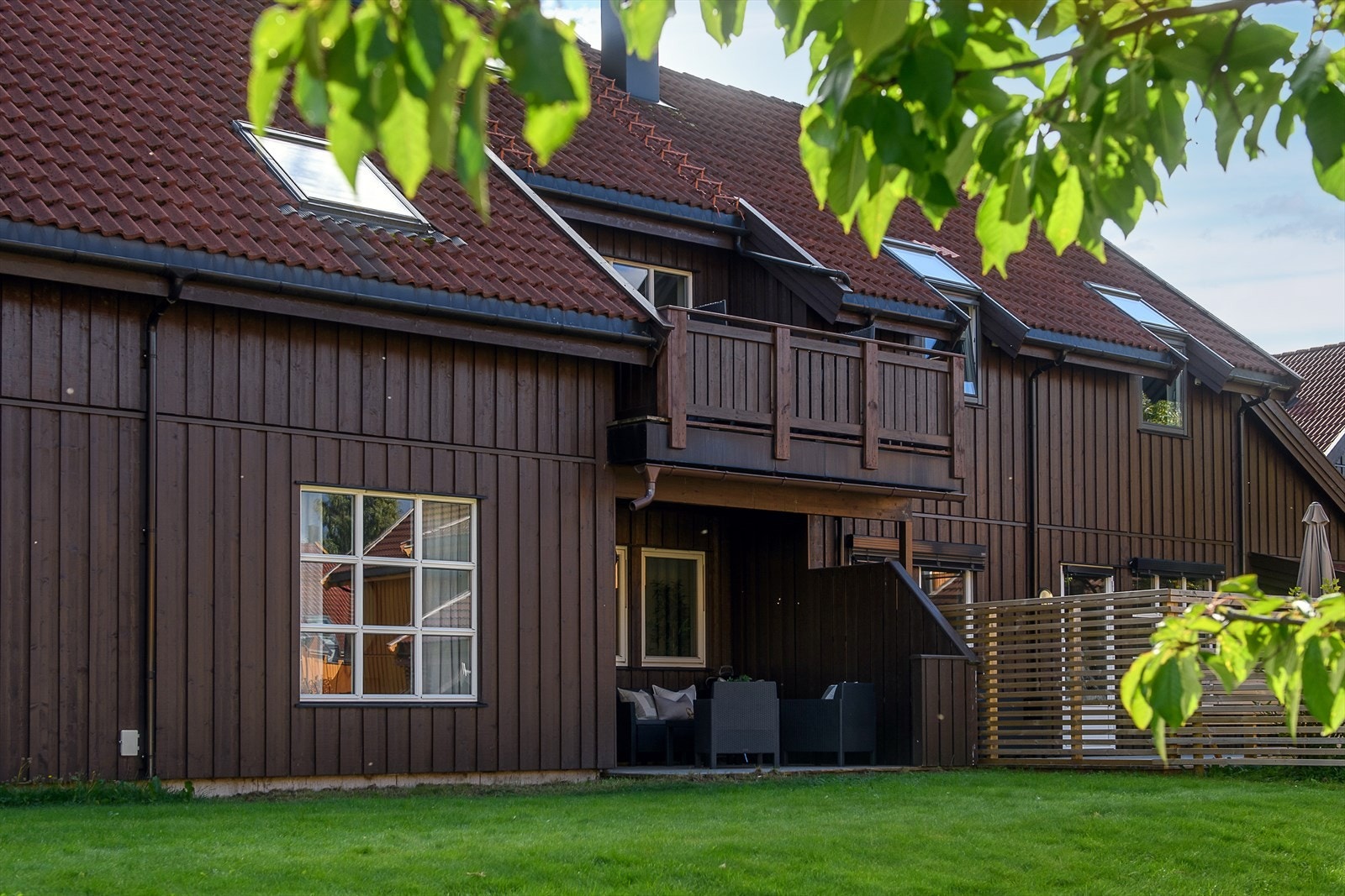 Markterrassen har direkte tilknytning til felles plenarealer. Galleribilde