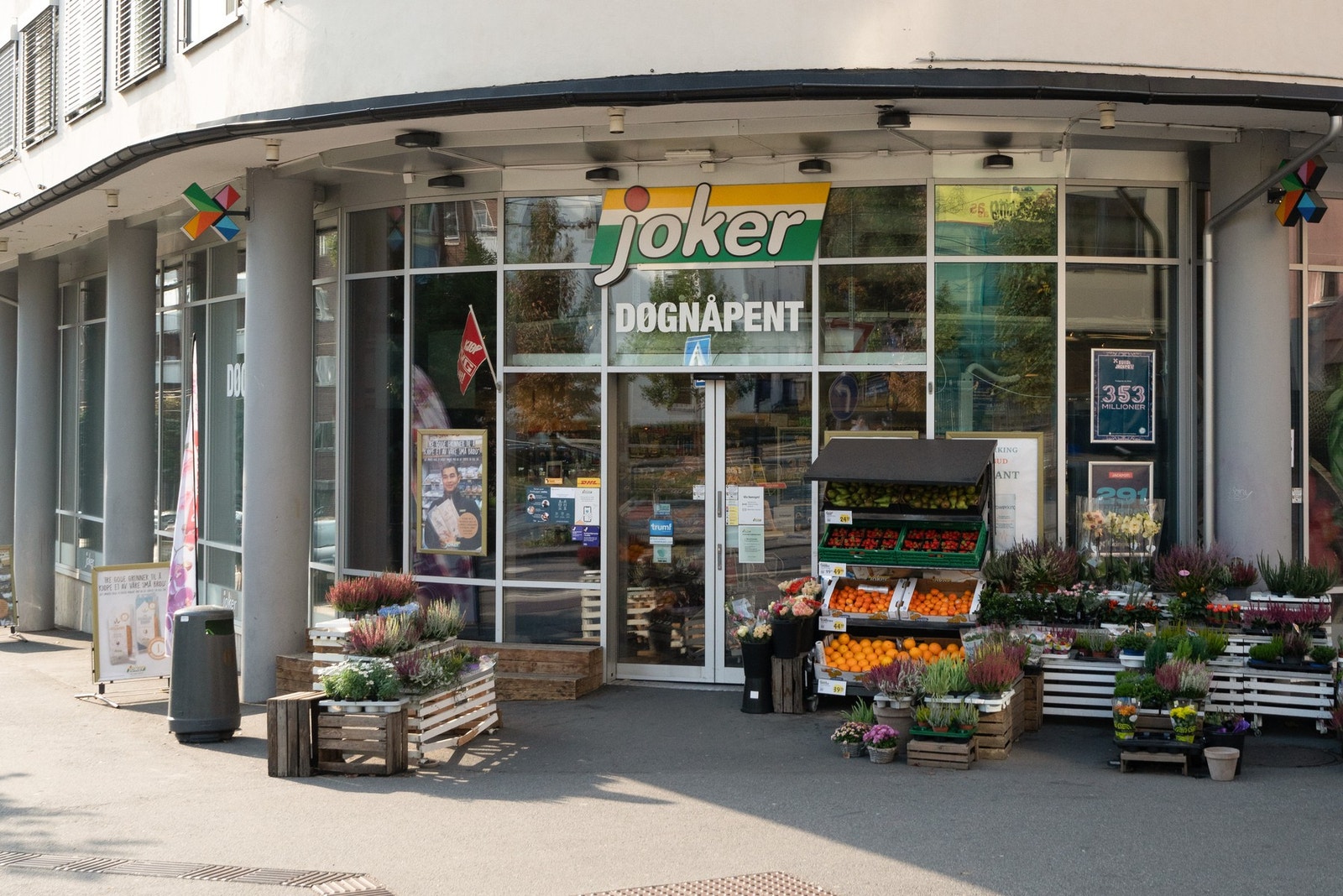 I nærområdet finner du et bredt utvalg dagligvarebutikker, blant annet Rema 1000, Kiwi, Spar, Coop Mega og ikke minst en døgnåpen Joker. Galleribilde