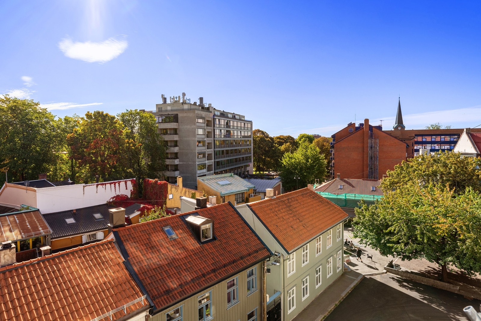 Fra balkongen er det utsyn mot den sjarmerende trehusbebyggelsen på Rodeløkka. Galleribilde