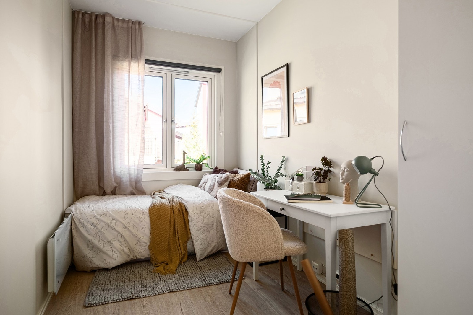 Soverom 2 med plass til seng, garderobe og hjemmekontor. Galleribilde