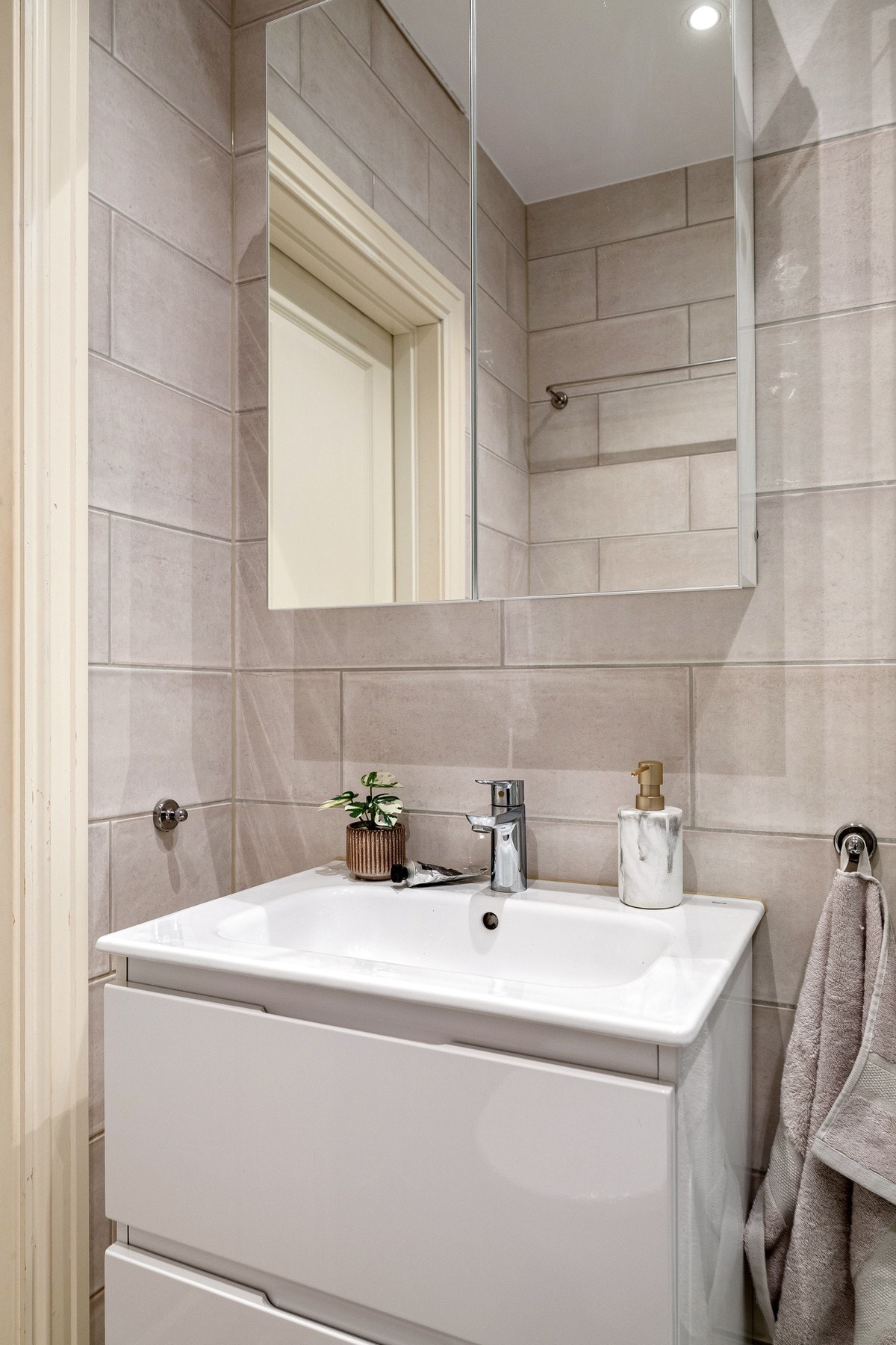 Badet har varmekabler i gulv og opplegg for vaskemaskin. Galleribilde