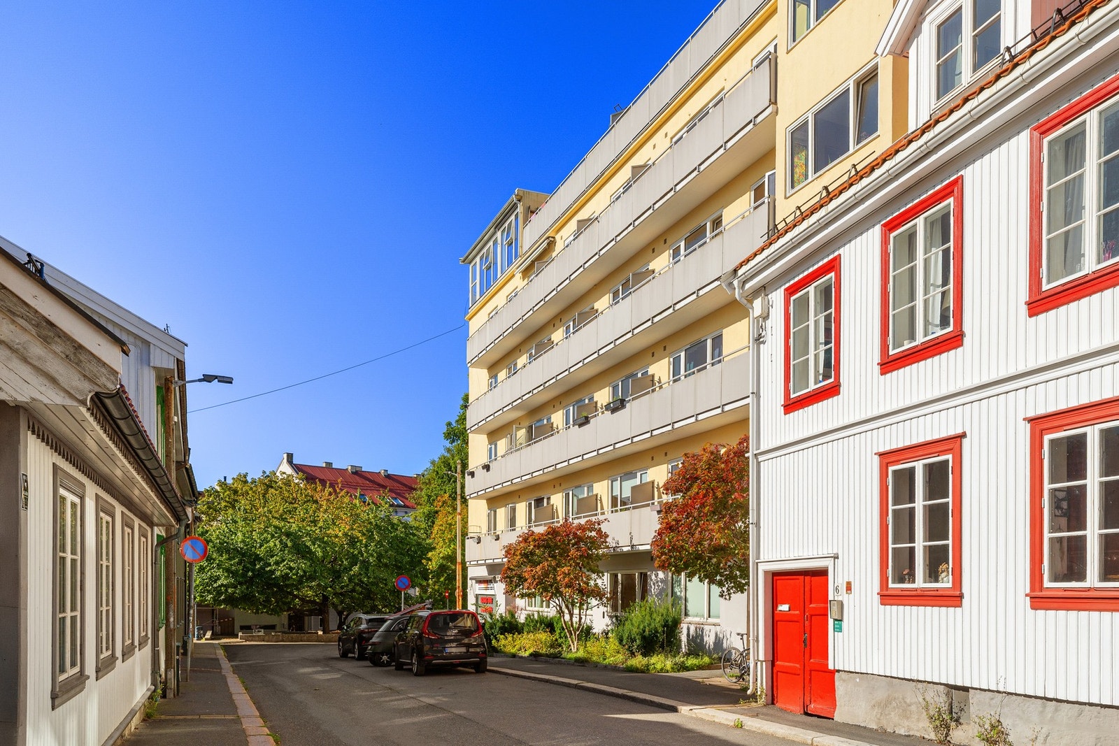 Fasade. Attraktiv beliggenhet blant hyggelig trehusbebyggelse. Galleribilde