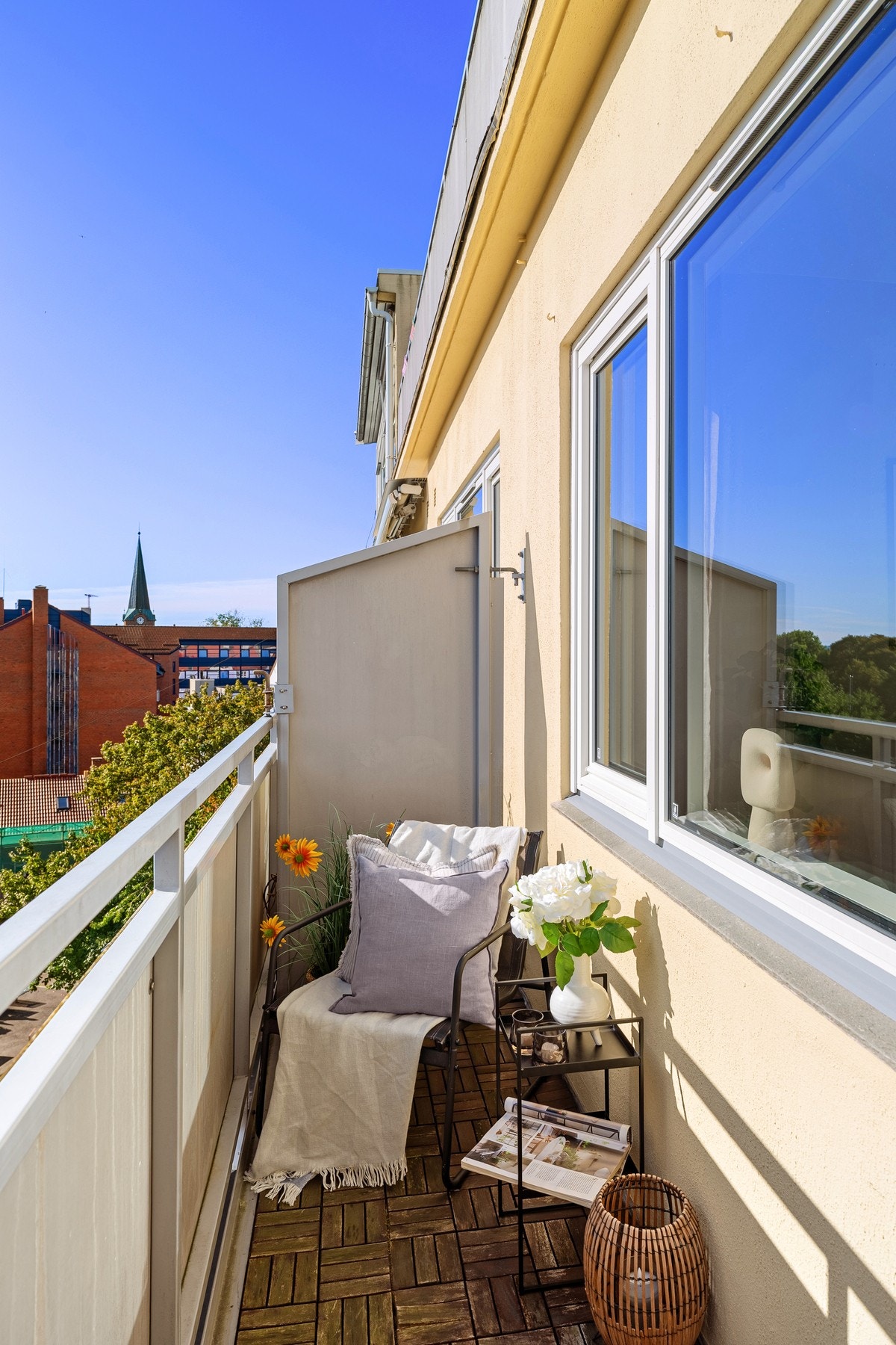 Fra stuen er det utgang til balkong på ca. 3,4 kvm med plass til utemøblement. Galleribilde