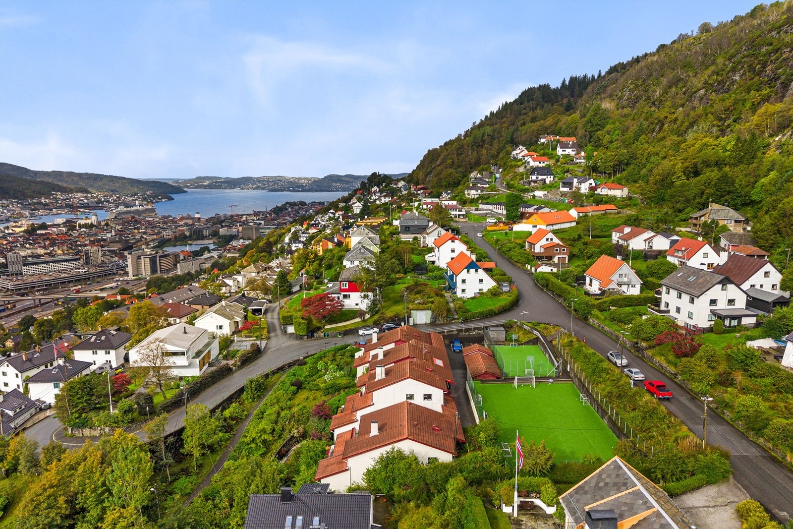 Nabolaget preges av et rolig og trygt bomiljø med lite trafikk, samtidig som du har kort vei til fots eller med buss ned til Bergen sentrum. Galleribilde